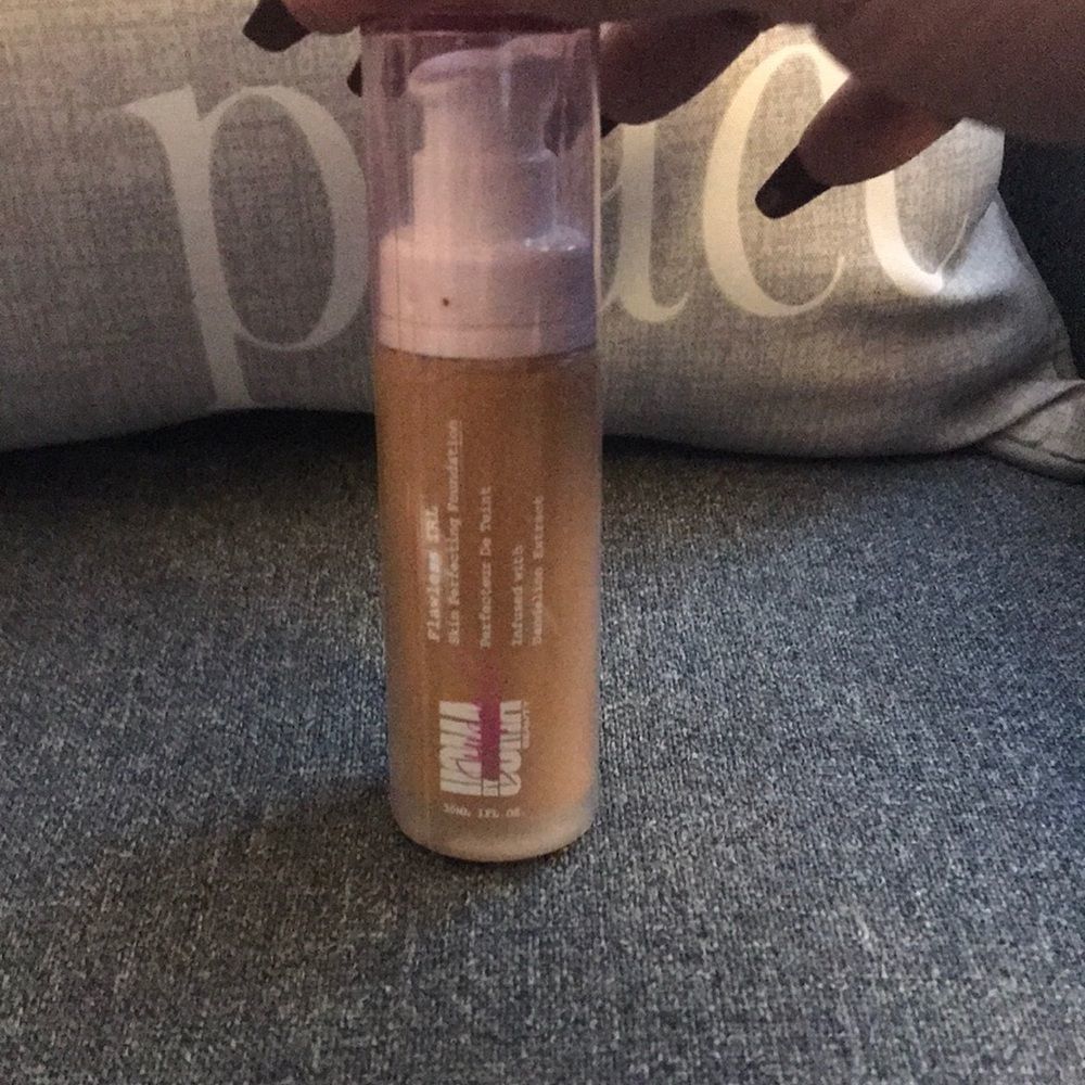 $$$ UOMA by Sharon C flawless IRL Skin perfecting foundation! Shade honey honey